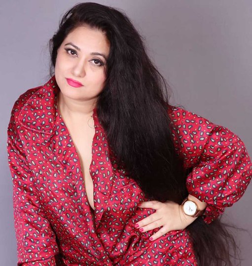 Tanuja Chadha Actress Has A Special Attachment Towards Animals Always Helps The Hungry And Sick Animals Roaming On The Road