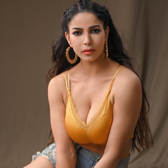Maahi Khan Has Beauty And Unique Style As Her Assets In Her Acting Career