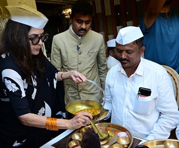 अनुपम खेर यांनी मुंबईतील डब्बावाल्यांना शिवशास्त्री बल्बोवाच्या भावनेचा उत्सव साजरा करण्यासाठी भरभरून जेवण दिले
